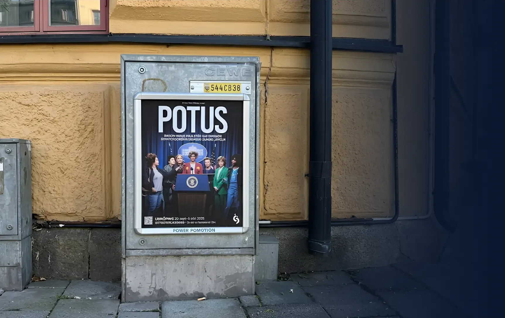 Reklamtavla på elskåp med affisch i Linköpings innerstad och studentområden