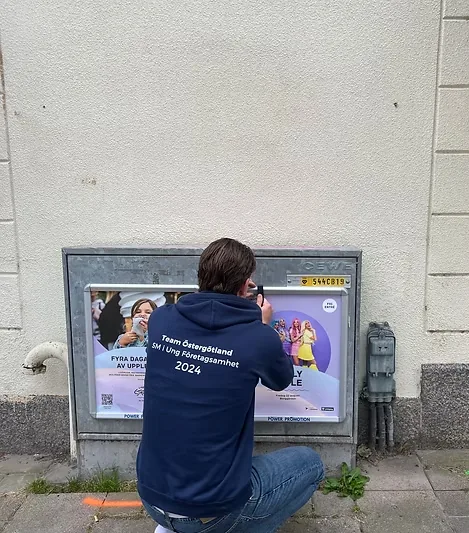Montering av reklamtavla på elskåp i Linköpings innerstad
